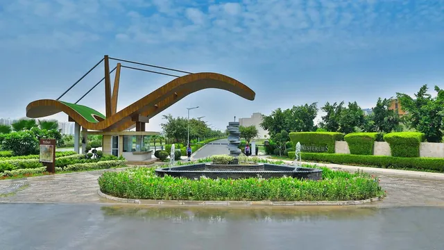 Experion The Westerlies - Arch gate with fountain roundabout, actual photo thumbnail