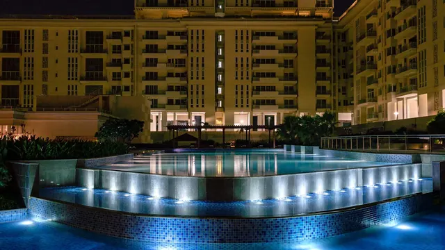 Experion Windchants - infinity pool at night (photo) thumbnail