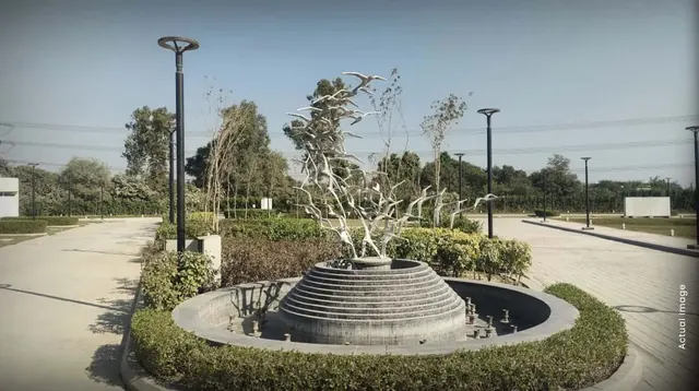 M3M 114 Market - actual site photo - sculpture roundabout thumbnail